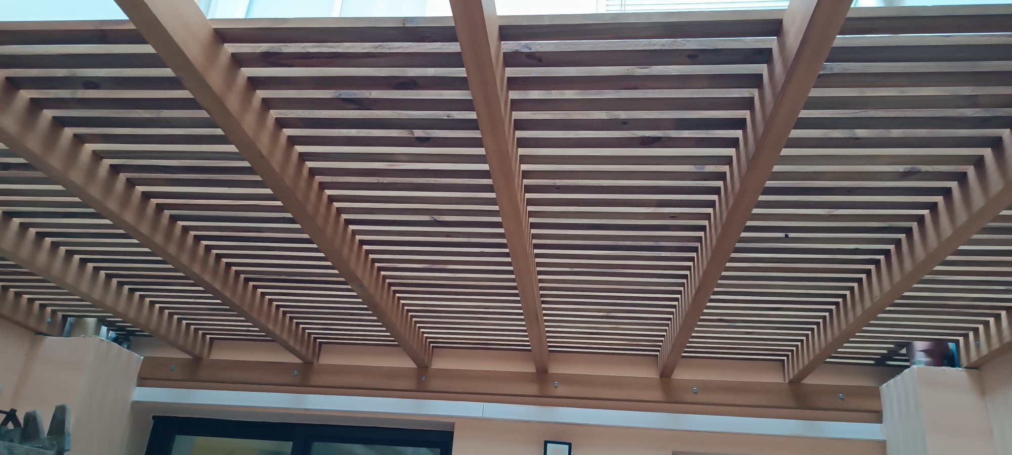 Cortasol de listones de madera sobre patio interior