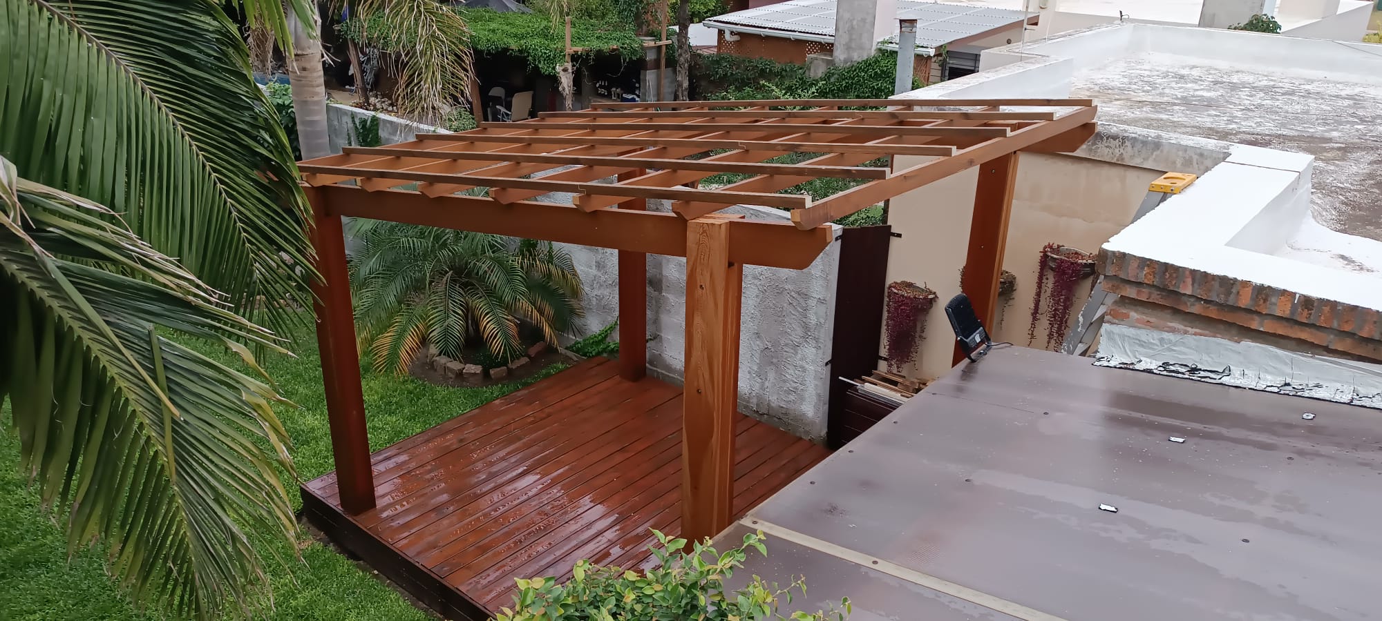 Pérgola de madera barnizada sobre deck en jardín