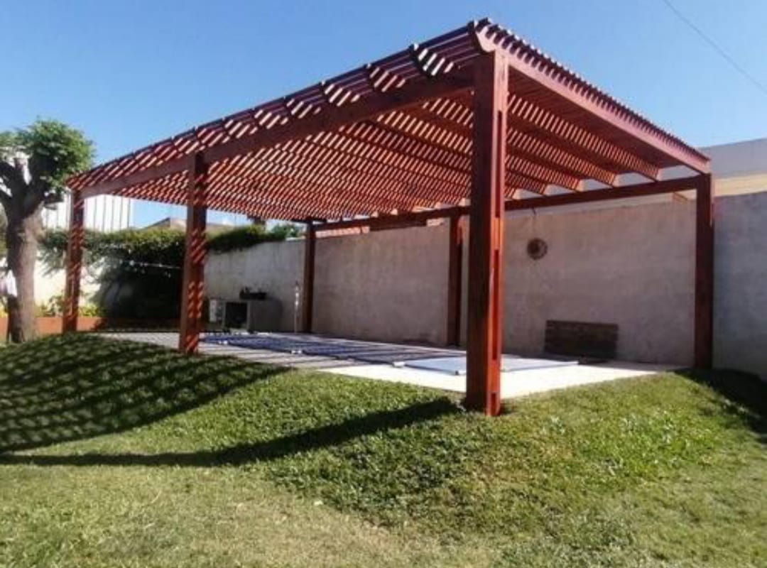 Pergola de madera a dos aguas en jardin con muros perimetrales