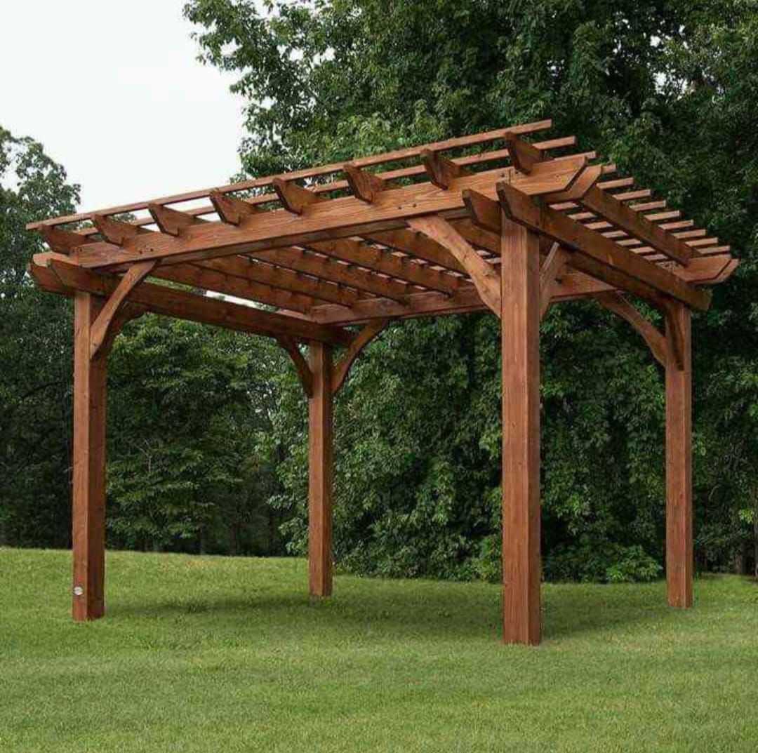 Pergola de madera clasica exenta sobre cesped, fondo arbolado