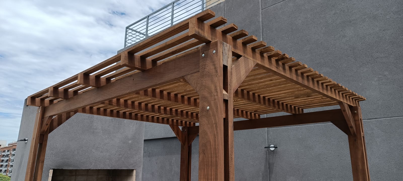 Pérgola de madera con tirantería vista en azotea