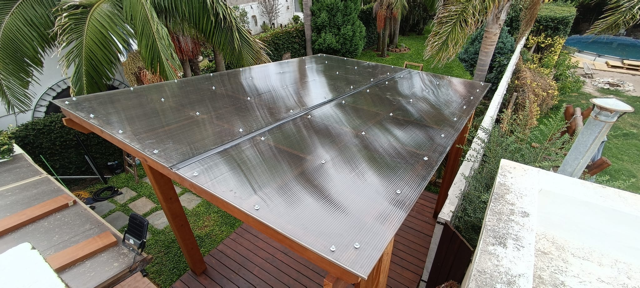 Techo de policarbonato alveolar sobre estructura de madera en deck