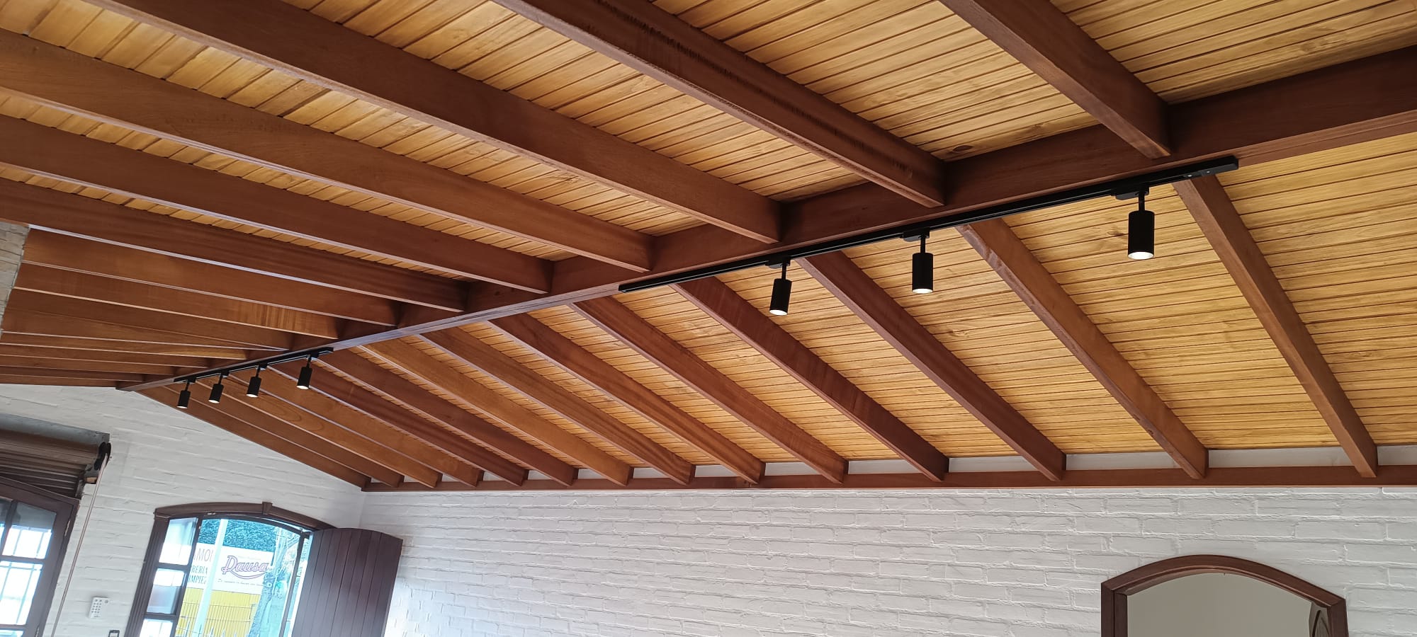 Techo liviano de madera con machimbre, vigas e iluminación — AlfaTech, Montevideo