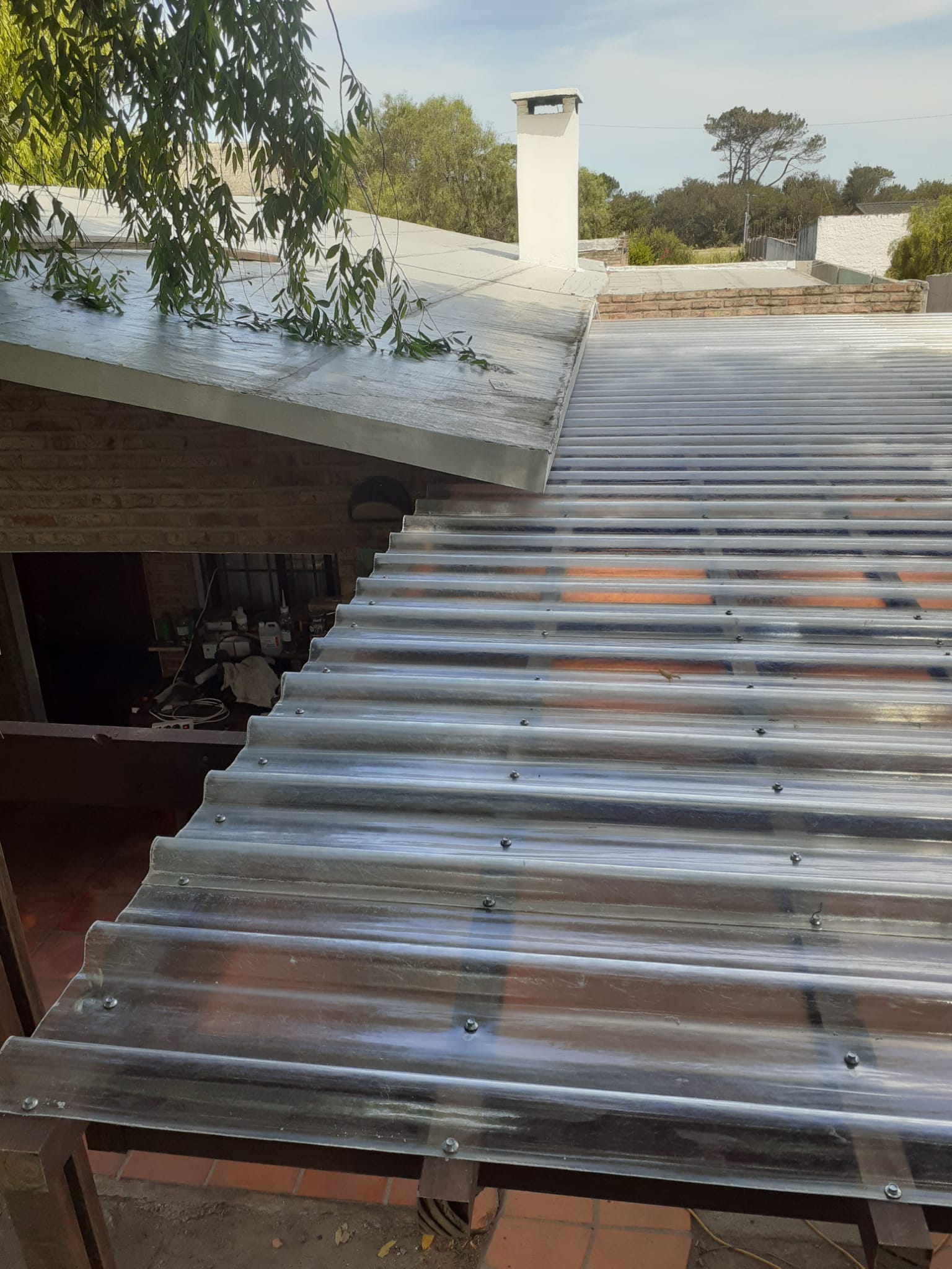 Techo de policarbonato traslucido sobre patio junto a casa